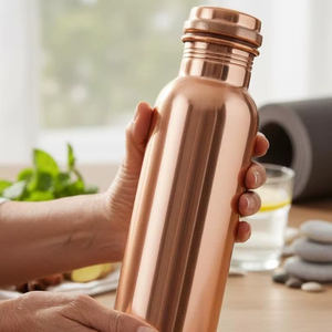 Botella de agua de cobre para el bienestar, para la hidratación del día a día, solución ayurvédica para beber, para un estilo de vida saludable, en casa u oficina. - Product Image 1