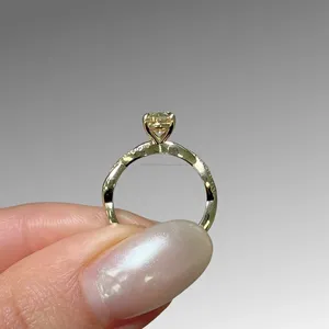 Anillo de compromiso de lujo para mujer con diamante ovalado amarillo en oro amarillo y diamantes pavé laterales, anillo de promesa - Product Image 2