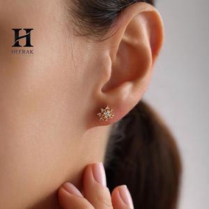 ต่างหูแบบติดหูรูปดอกไม้หรูหรา ประดับเพชรเม็ดเล็กๆ บนตัวเรือนทอง 14K เครื่องประดับสุดหรูสไตล์มินิมอลสำหรับผู้หญิง - Product Image 1