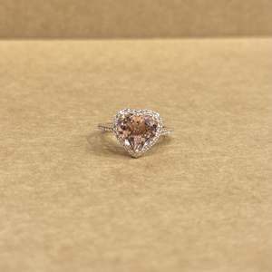Anillo de Oro de 14K Premium con Morganita Natural en Corte Corazón Rosa, 3.63 CT en el Centro con Piedras Laterales de 0.52 CT, Diseño de Joyería para Novia - Product Image 1