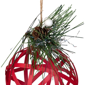 Adorno navideño festivo hecho a mano con bola roja tejida, agujas de pino, un pequeño cono, bayas blancas y cuerda para colgar. - Product Image 4