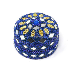 Boîte à bagues exclusive faite à la main en laque perlée avec décorations brillantes en cristal, boîte à bijoux décorative pour table, fabriquée en Inde - Product Image 3