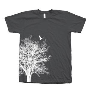 Camiseta Verde para Hombre con Estampado de Árbol y Pájaro, Manga Corta, Cuello Redondo, Diseño Casual, Corte Regular, 100% Algodón Jersey - Product Image 6
