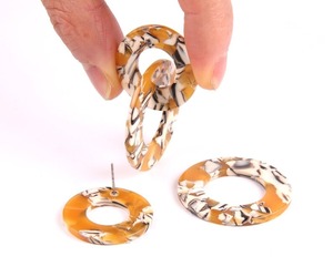 Boucles d'oreilles en résine artisanales avec un aspect transparent brillant, boucles d'oreilles modernes en résine avec des détails artistiques en spirale et des paillettes - Product Image 1
