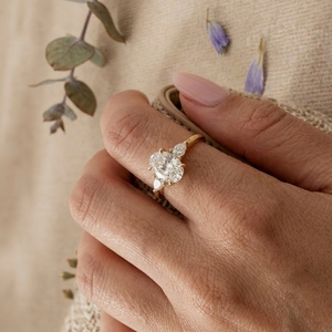 Bague de fiançailles en or avec diamant taille ovale, trois pierres, bague de mariée, pierre latérale en forme de poire, bague de promesse pour femme - Product Image 4