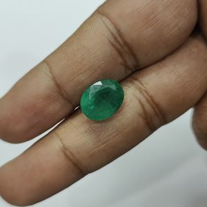 พลอยมรกตสีเขียวรูปไข่ 5.75 กะรัต จากแซมเบีย แบบเม็ดเดี่ยว  ราคากับตารางราคาวัตถุพลอย 6.25 - Product Image 1
