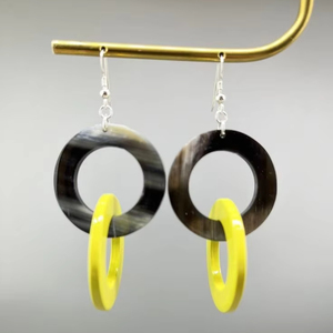 Boucles d'oreilles clous vintage de haute qualité en corne de buffle, faites à la main, rondes et carrées, taille et couleur personnalisables - Product Image 1