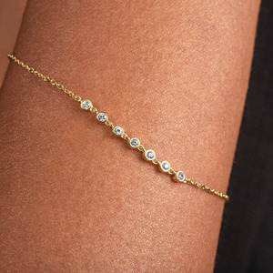 Bracelet chaîne en or jaune 14 carats avec diamants de laboratoire sertis en clos rond - Product Image 2