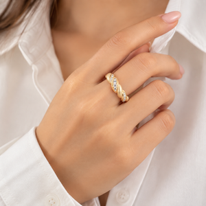 Anillo de Moissanita Dorado con Diseño Trenzado para Mujer, Clásico con Engaste Pavé y Corte Brillante Redondo, Joyería de Promesa - Product Image 3