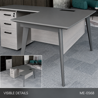 Bureau de direction moderne en forme de L avec plateau gris imitation bois, armoire de rangement à 3 tiroirs et pieds inclinés pour usage commercial