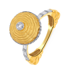 Anillo de Diamantes Earthly Elegance, Anillo de Diamantes de Lujo en Oro Amarillo de 18K con Círculo Texturizado para Mujer con Detalles de Diamantes Baguette - Product Image 3