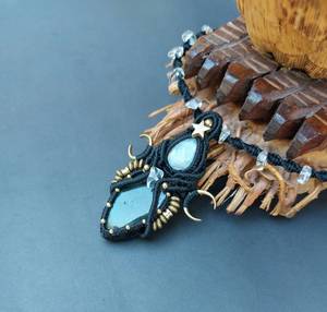 Pendentif Hécate en macramé doré vintage fait main, avec sertissage clos en labradorite, pierre de lune et quartz, bijoux de sorcière et païens pour fiançailles - Product Image 3