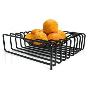 Panier à fruits en fer forgé fait main avec un motif en fil métallique élégant pour la présentation des fruits, la décoration de la table à manger et la solution de rangement de cuisine - Product Image 1