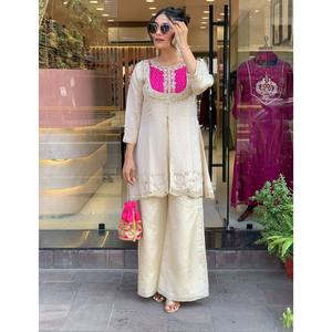 Ensemble haut et bas pour femmes de créateur avec une séquence de codage de broderie élégante - Product Image 2