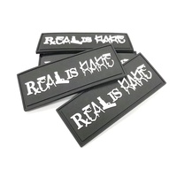 Étiquette en silicone 3D personnalisable et écologique, découpe laser droite, toutes couleurs, pour vêtements/sacs, gaufrage carré personnalisé