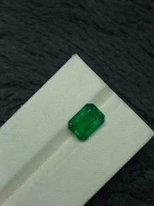 พลอยมรกตธรรมชาติสีเขียว รูปทรงสี่เหลี่ยมมุมฉาก สำหรับทำเครื่องประดับ - Product Image 1