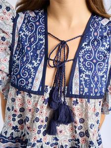 Blusa de verano sin mangas con volantes y estampado floral bohemio para mujer, cuello en V, con lazo de borlas, color azul marino - Product Image 3