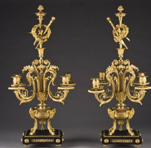 Paire de candélabres dorés de style vintage avec des motifs raffinés et des branches étagées, disponibles à prix de gros. - Product Image 3