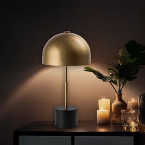 Lampe de table en laiton doré design avec abat-jour en tissu blanc, accent de décoration haut de gamme pour la maison - Product Image 1