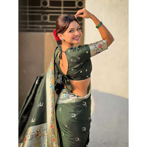 Sari en soie Paithani Chandrakor vert bouteille tissé au Zari de Banarasi pour mariages par Elite Weaves 650g en stock - Product Image 3