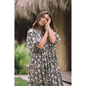 Impresionante Vestido Maxi de Algodón 100% Lavable y Transpirable con Estampado de Bloques, Diseño Kyra, Estilo Tradicional Jaal, con Flores Blancas - Product Image 4