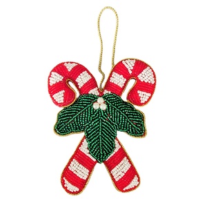 Ornement suspendu festif brodé à la main de 13 cm de long, de qualité supérieure et très vendu - Rayures perlées en forme de canne à sucre avec feuilles de houx - Product Image 1
