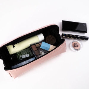 Bolsa de maquillaje duradera y elegante con espacio de almacenamiento adicional - Product Image 1