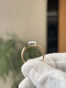 Anillo de compromiso exclusivo de oro de 18 quilates con diamante solitario de corte trillón de 2.022 quilates cultivado en laboratorio, banda cónica, para mujer, talla US 6 - Product Image 3