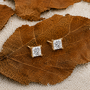 Boucles d'oreilles Luxeshine en or massif 14 carats avec diamants de laboratoire taille princesse de 2,00 ct, certifiées IGI, pour mariage - Product Image 1
