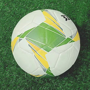 Ballon de football d'entraînement à surface lisse, haute durabilité, idéal pour les matchs et les exercices de football en plein air. - Product Image 4