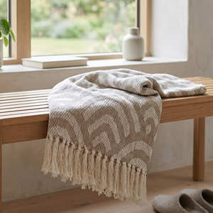 Plaid Chevron en coton recyclé vert sauge pour canapé et fauteuil, avec tissage texturé et franges décoratives pour un décor naturel - Product Image 5
