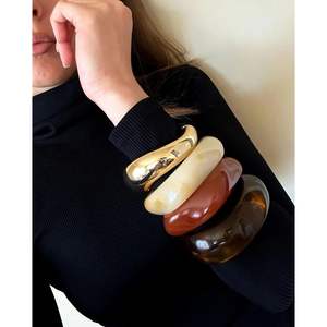 กำไลเรซิ่นทำมือ เครื่องประดับแฟชั่นคริสตัล ออกแบบด้วยขอบที่เรียบเนียนและสวมใส่สบาย - Product Image 3