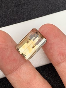 Piedra Preciosa de Citrino en Forma Rectangular |   Loupe-Clean Pixel Cut Amarillo - Product Image 6