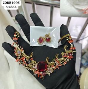 Ensemble de bijoux ethniques plaqué or antique avec collier émaillé motif cerf unique et boucles d'oreilles clous, vente en gros pour fournisseurs - Product Image 1