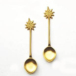 Cuillère à dessert et à thé en laiton doré au design unique pour la cuisine, cuillères de dîner de mariage avec manche à motif floral - Product Image 1