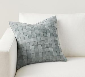 Housse de coussin carrée géométrique moderne, gris, polyester et coton, couture artisanale, fermeture enveloppante, décoration d'intérieur, taie d'oreiller - Product Image 1