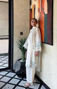 Ensemble Salwar Kameez brodé pour femme, coupe ample, tunique à manches longues, pantalon palazzo et châle tissé, idéal pour les fêtes et mariages - Product Image 2