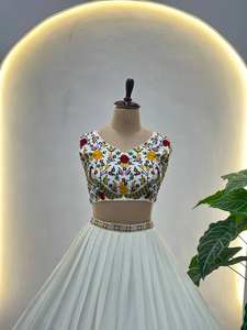 Elegancia real en cada giro. El bordado intrincado, los tonos ricos y la artesanía atemporal se combinan para crear el lujo del lehenga. - Product Image 3