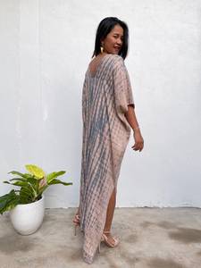 Caftán gris teñido a mano Karen, pieza única, de tela de rayón, vestido informal para estar en casa o en el resort. - Product Image 5