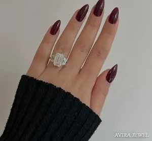 แหวนหมั้นเพชรทรงเอเมอรัลด์ 4 กะรัต ผลิตในห้องปฏิบัติการ ยี่ห้อ Avira Jewels ทองคำแท้ ปราศจากนิกเกิลและสารตะกั่ว สำหรับผู้หญิง สไตล์คลาสสิกสำหรับงานแต่งงาน - Product Image 3