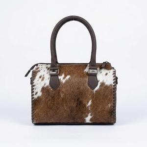 กระเป๋าหนังแท้ 100% สีน้ำตาลและขาว แต่งขอบด้วยขนสัตว์ เย็บอย่างประณีต รุ่นมินิ สปีดดี้ ดัฟเฟิล พร้อมหูหิ้วคู่ - Product Image 1