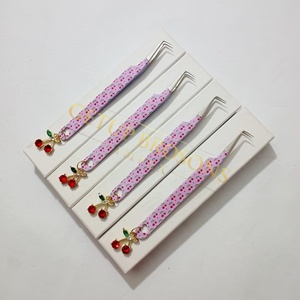 Pince à épiler GETUP BROSONS IMPEX en acier inoxydable, 90 degrés, design recouvert de papier cerise, pointe lisse argentée, motif cœur découpé - Product Image 1