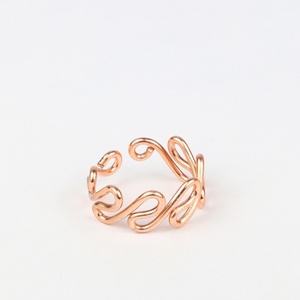 Anillo de alambre de cobre estilo bohemio – Pieza llamativa ajustable con diseño de líneas onduladas tejidas a mano - Product Image 6