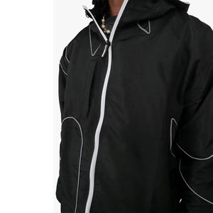 Ensemble de survêtement noir pour homme avec passepoil contrastant, veste coupe-vent à capuche et pantalon de jogging, 2 pièces, style streetwear et techwear, vente en gros - Product Image 4