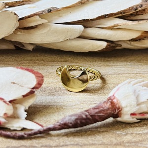 Bague Lune Croissante Torsadée en Laiton Plaqué Or 18 carats pour Femme, Vente Chaude, Idéale pour la Vente en Gros/OEM/ODM - Product Image 6