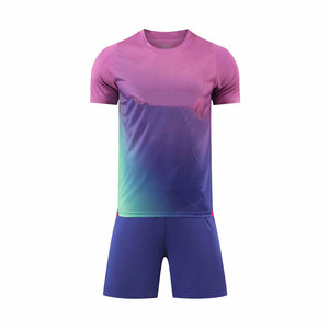 Uniforme de football léger en sublimation, fabriqué en tissu mesh polyester respirant, conçu pour une meilleure circulation de l'air et une meilleure absorption de la transpiration. - Product Image 1