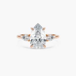 Bague à trois pierres en diamant de laboratoire brillant en forme de poire de 3 carats en or 14 carats, bijoux de créateur pour mariée - Product Image 3