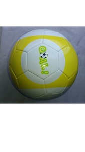 ลูกฟุตบอลสีเหลืองขาว ลายแผง ออกแบบสำหรับฝึกซ้อม พร้อมโลโก้สั่งทำได้ - Product Image 1