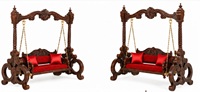 Balançoire d'intérieur en bois massif finition antique pour salon, en teck sculpté à la main, avec chaînes en laiton et coussin rouge