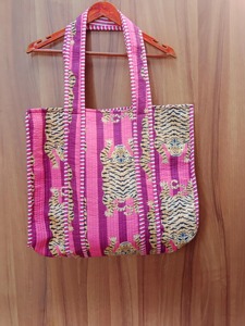 กระเป๋าผ้าฝ้ายอินเดียลายควิลท์: กระเป๋าตลาดลายเสือทำมือ - Product Image 1